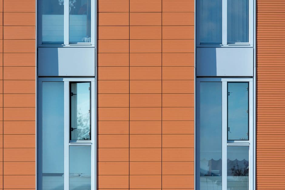 Fachada ventilada revestida con paneles composite de aluminio Alucobond en un edificio de oficinas