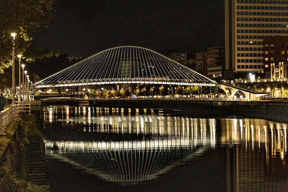 Edificios de Bilbao junto a la ría con arquitectura residencial