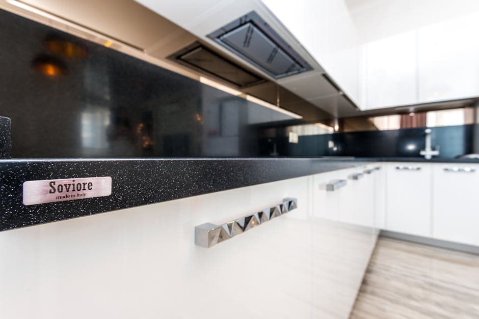 Encimera de granito negro absoluto instalada en cocina moderna con acabado pulido
