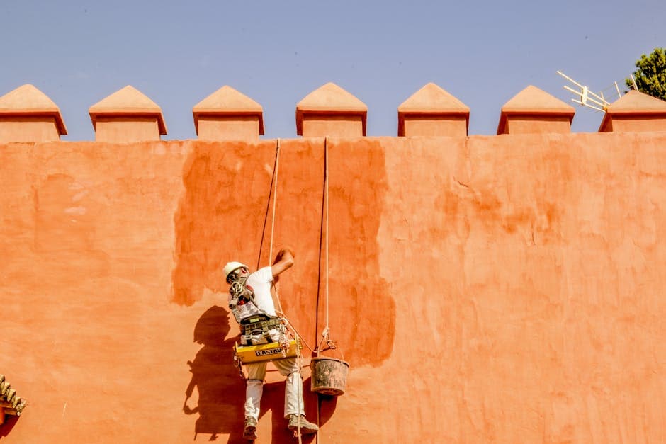 Operario colocando ladrillos gero en una fachada de obra nueva en España