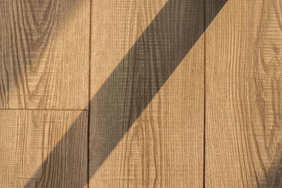 Tablones de madera de cedro apilados en una obra para revestimiento de fachada o terraza