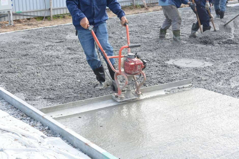 Operarios ejecutando un forjado reticular con casetones y encofrado en una obra de edificio residencial