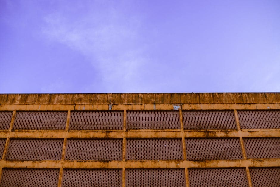 Fachada de acero corten oxidado en edificio moderno