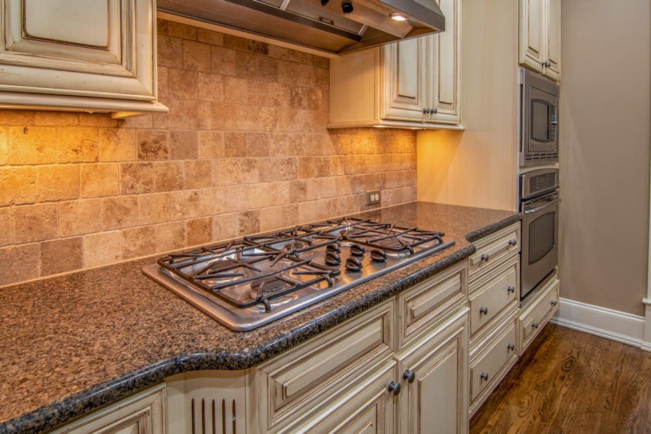 Instalación profesional de encimera de granito gris en cocina moderna