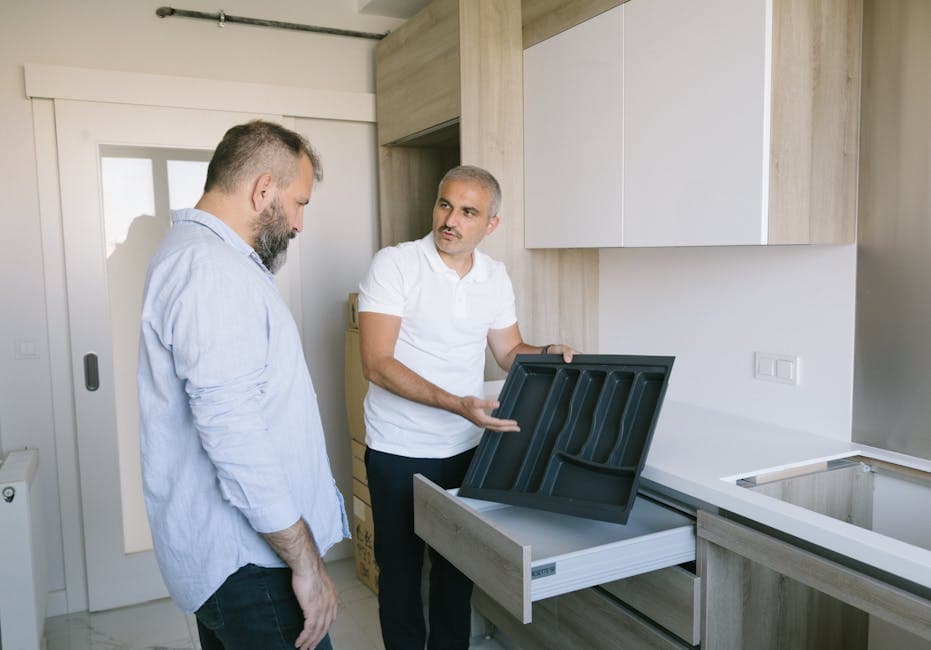 Cocina moderna en fase final de reforma con muebles y encimera nueva