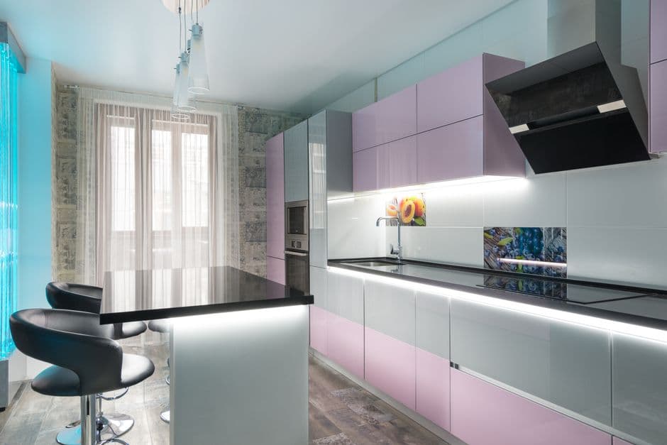 Panel de vidrio lacado blanco instalado como salpicadero en una cocina moderna