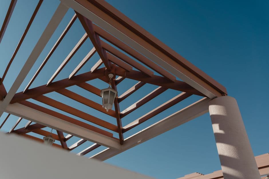 Cubierta de placas de policarbonato sobre pérgola