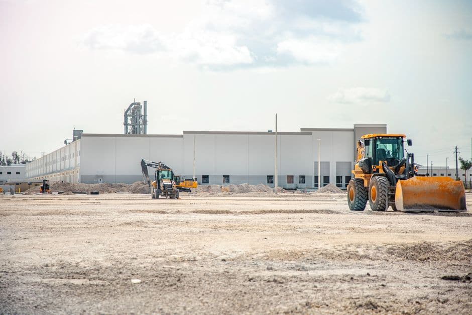 Nave industrial prefabricada de hormigón en fase de montaje, con pilares y vigas de hormigón prefabricado visibles