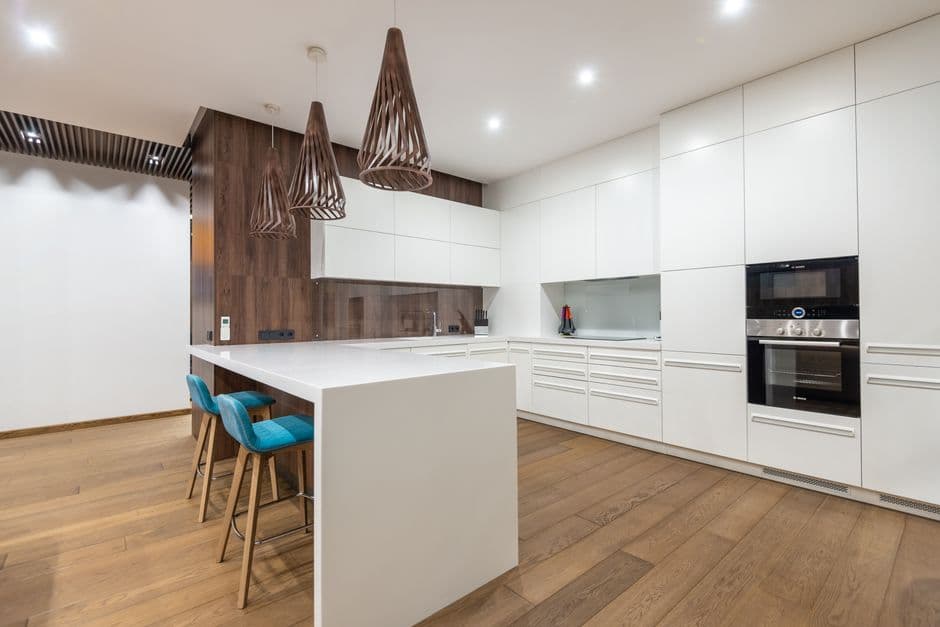 Encimera de cuarzo Silestone blanca instalada en cocina moderna con fregadero integrado