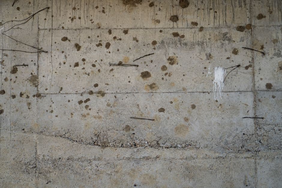 Encofrado metálico para muro de hormigón armado en una obra de construcción