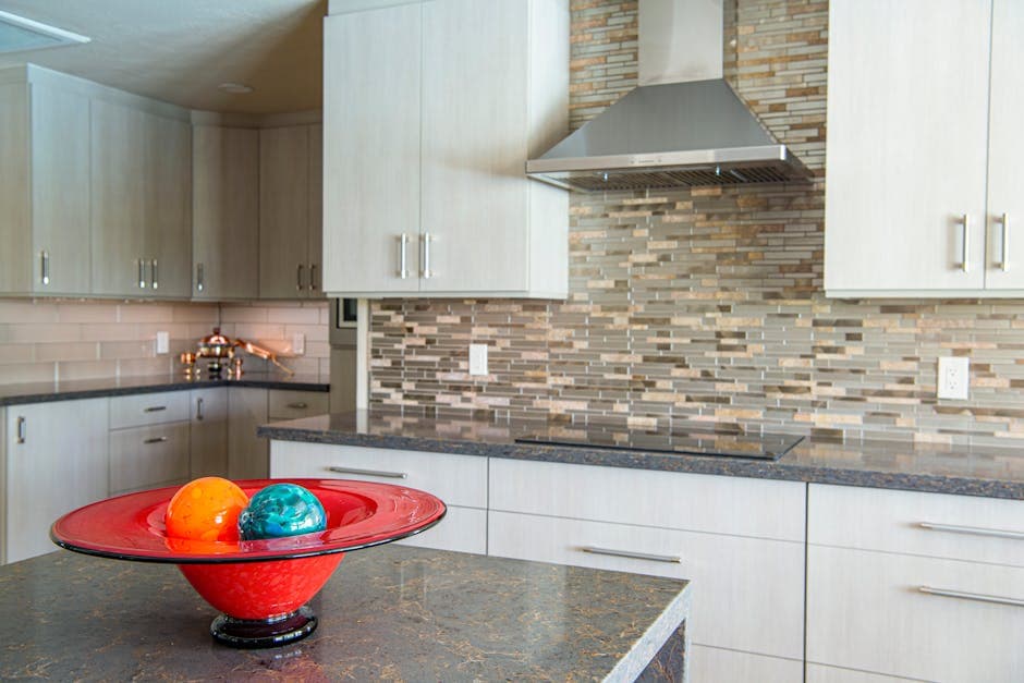Encimera de Silestone blanco instalada en cocina moderna con fregadero integrado