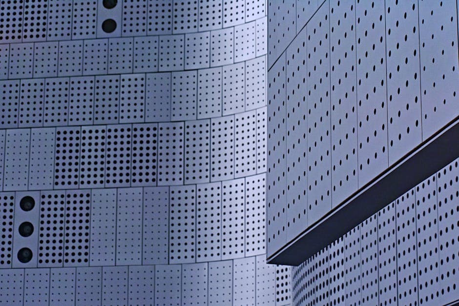 Aplacado de acero inoxidable en fachada de edificio