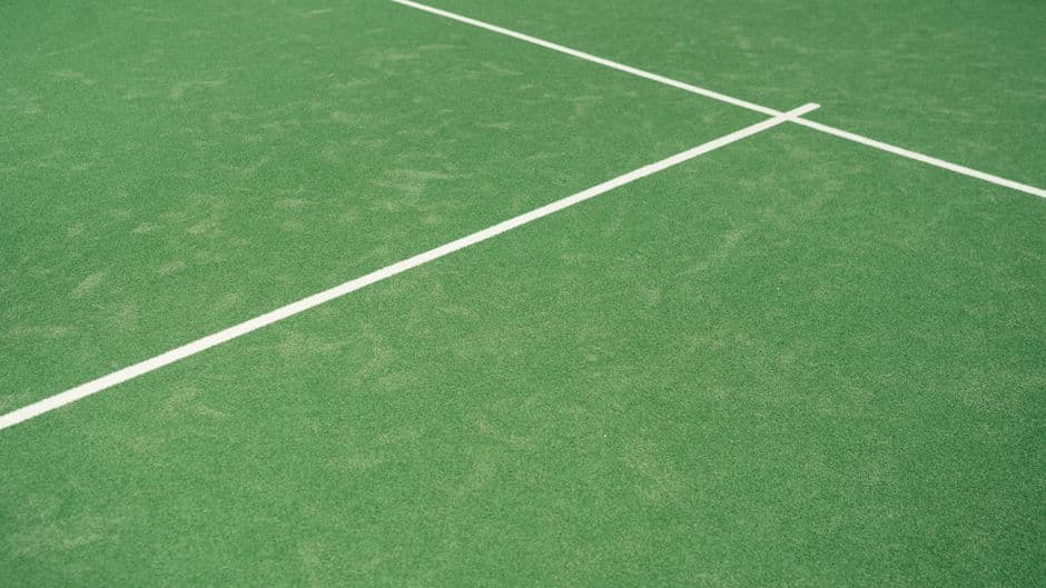 Pista deportiva con pavimento de slurry recién aplicado