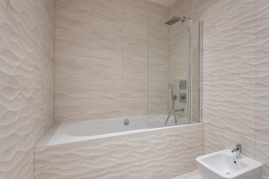 Alicatado de pared de baño con azulejo cerámico