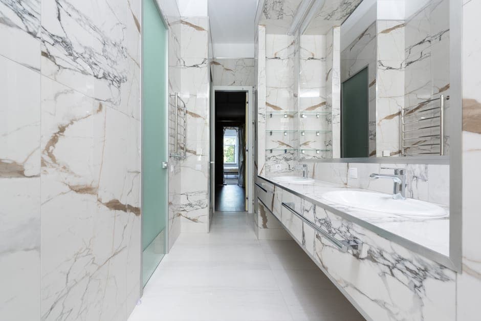 Baño de lujo revestido con mármol Calacatta blanco con vetas grises, suelo y paredes del mismo material