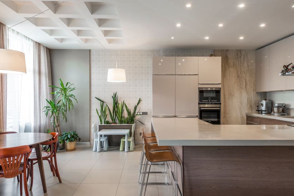 Encimera de cuarzo blanco tipo Silestone instalada en cocina moderna con acabado pulido